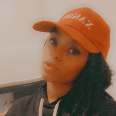 qu33ndes's profile picture. Nerd? I prefer intellectual badass 💅🏾#Instagram:Qu33nDes 🤳🏾 🎓 #TWU Somalian 🇸🇴