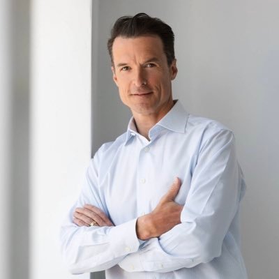 planificateur financier, passionnée d'économie, détient le titre de conseiller en placements, vice-président et gestionnaire de portefeuille