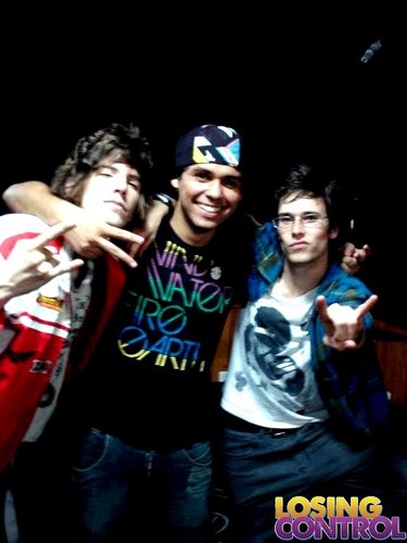 Produção da banda @LosingControl_. Integrantes: Diego Filipe (Vocal e Baixo), Chris (Voz e Guitarra) e Lukinhas (Voz e Bateria).