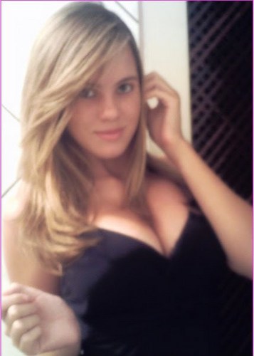 Aquariana,ciumenta,vergonhosa,twitter,brigadeiro.
Quer saber mais ? #follow meu amor ;)
