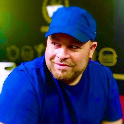 شاب مصري ، محب للحياة ، متأثر بالموسيقى العربية الشرقية القديمة والحديثة ، أولى أغنياتي we’re supporting mo salah