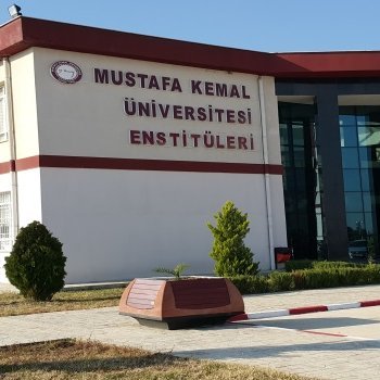 Çağdaş ve yenilikçi yöntemlerle öğrencilere uluslararası düzeyde kabul gören bilgi ve becerileri kazandıracak eğitim-öğretim programları sunmak