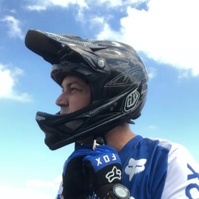 Apaixonado por automobilismo,  bi-campeão de Automodelismo, praticante de BMX.