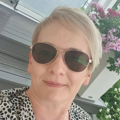 Sh, palliatiivinen hoito.
Äiti kolmelle.
Kissin duuneja hallitsee Vanha Rouva.
Elämisen sietämätön keveys.