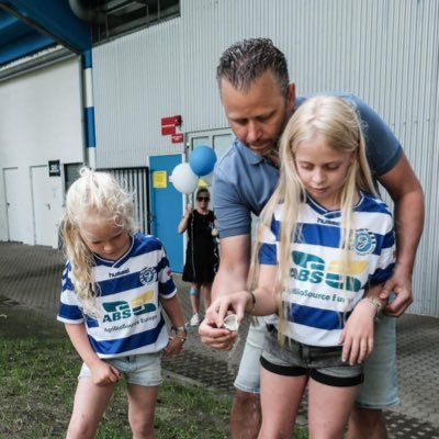 Trotse vader Noa & Julia. Ajax en Graafschap fan! Op zoek naar nieuwe meubels? Dan ben je bij mij aan het juiste adres @meubelstunthal in Wehl