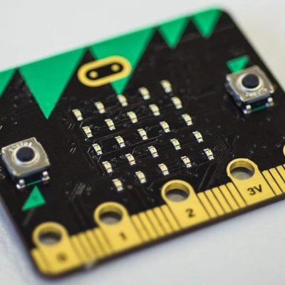 BBC micro:bit este un computerul de buzunar care îi ajută pe copii să încerce noi provocări, să programeze, poate fi personalizat și controlat prin linii de cod