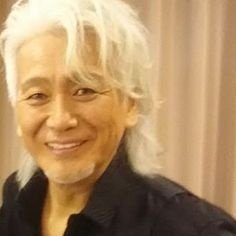 好きな歌手は玉置浩二さんです。2005年にドラマのあいのうたを見て、玉置さんの笑顔と歌声に惚れました♥️玉置さんが大好きです。すきな俳優は 香川照之さんです。