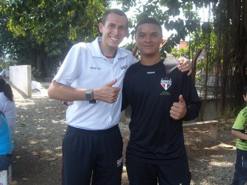 eu sou só mais um menino feliz brincando com sua bola tentando fazer dela uma profissão...
levando um sonho adiante de todo moleke de periferia