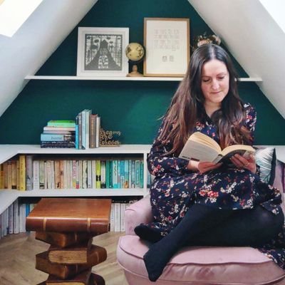 𝗦𝘁𝗼𝗿𝘆 𝗠𝗮𝗴𝗽𝗶𝗲
Writing✍🏻: Constantly procrastinating
 / Fave read📚: One Day, David Nicholls 
/ Fave watch📺: Schitt's Creek, This Is Us, Succession