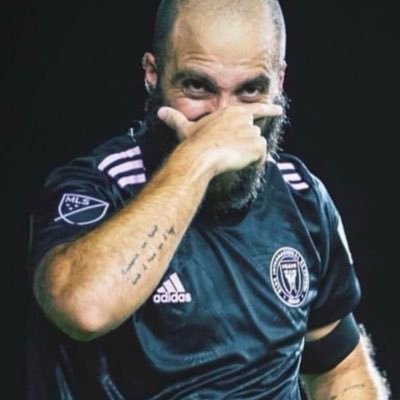 305 born n raised. FIU, Dolphins, Chelsea and Heat fanatic and then theres #intermiamicf… Now I bleed Rosa y negro 💗🖤.