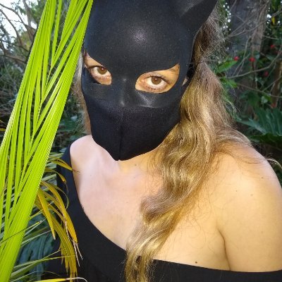 mascaradasinis2's profile picture. In the light autumn chill, I like being outdoors, because the ice wind that hits my body, contrasts with the fire of my skin.