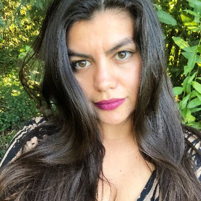 Abogada Constitucionalista y Comunicadora Social. Soy del Maule Sur y desde acá hago patria. Vibro con la poesía, jamás me rindo y amo caminar por Linares.