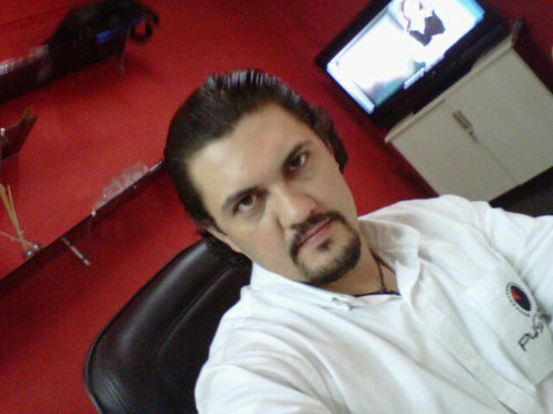 hugolusberg's profile picture. la familia es lo primero, con correcciones. LA LEALTAD ES LO PRIMERO.