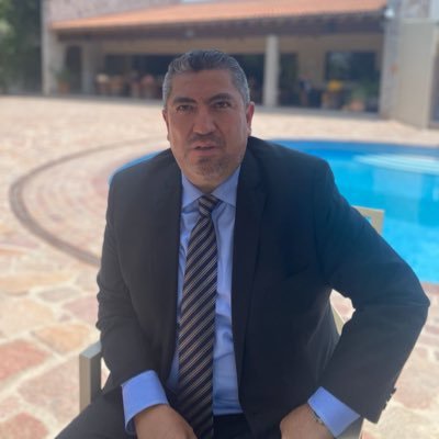 Abogado y profesor UNAM durante 20 años, consultor y empresario. Fotógrafo de afición.