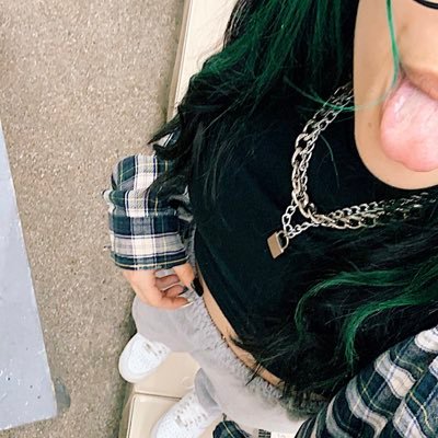 dinahtennnant's profile picture. come see about me | snapchat: dinahtennant