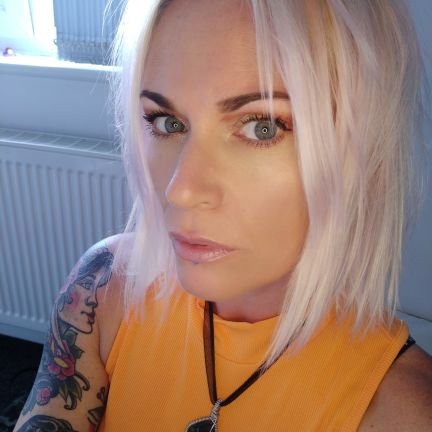 Gemstone Jewellery maker. Colourful Devon bred maid, love travelling , tattooes and my house.