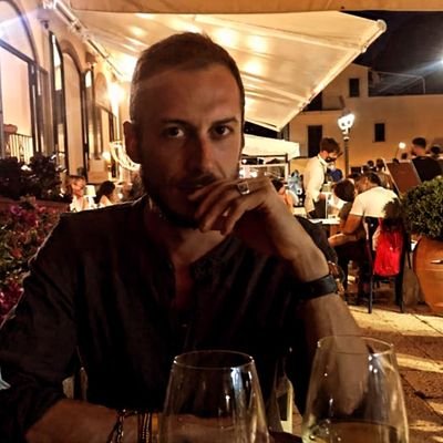 Precario viene da 'prex' = preghiera. Si prega di continuare a svolgere lavori di-versi. Laudato fu(i) in Comunicazione tanto per. E mò so' cazzi.