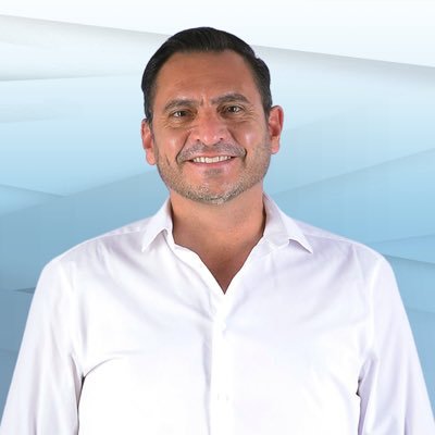 Panista de corazón, amante de los deportes, las Bicis y las motos. Diputado Local, enamorado de tierra.