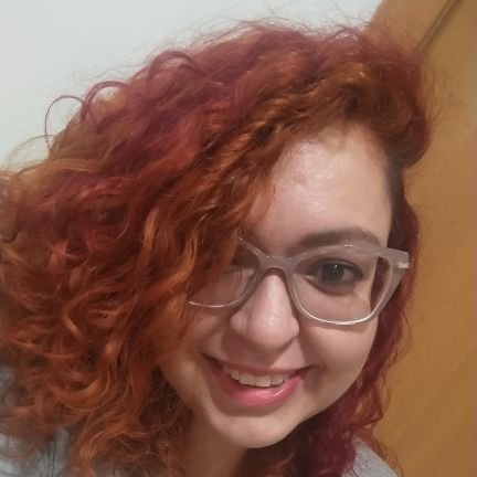 Baixinha, gordinha de óculos e aparelho. Oitentista. Avessa ao modismo. Chata. Com insônia, bipolaridade e pitadas de felicidade...