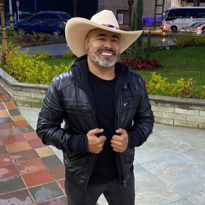 Arriba Rating... Qué energía, qué entusiasmo. Humorista de la Luciérnaga de Caracol Radio 
Director y cantante de Risaloca y su Guachafita. 
Info 3023462808