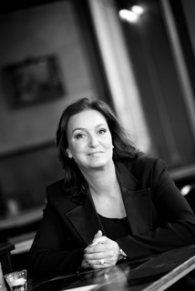 Ik leid het kantoor PUUR-relatiebemiddeling in Amsterdam. Voor ondernemers, managers, bestuurders of self-made man of vrouw. Moeder en partner.