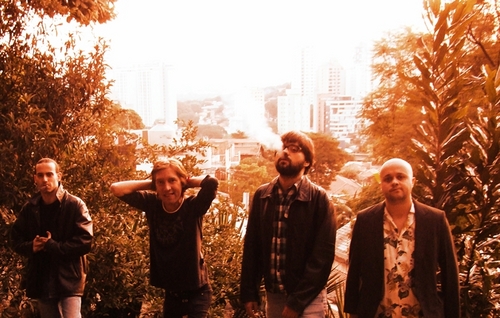 Pit Passarell - Voz.
Luis Gustavo Bruxels - Guitarras.
Guto Almeida - Baixo.
André Nicolosi - Bateria.