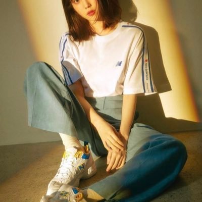 lonelygirlwith2's profile picture. 