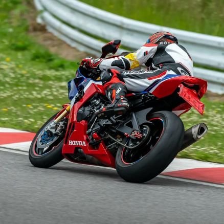 暇さえあれば、バイクでブラブラ。
バイクは、いいよ👌
CBR1000RR-R  /  ヤリス　6mt 　
バイクも車もサーキットで楽しみよ～👍