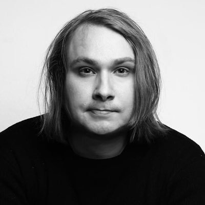 Wannabe Universalgeni. Kristen, intresserad av allt, har kronisk migrän, vill vara allkonstnär. Twittrar inte matematiska sanningar utan leker med ord & tankar.