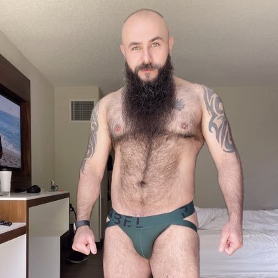 extremely bearded bear man enjoy life with amazing friends. ITOP-come horny leave happy you can see more pic of me on my Instagram Beardedbearman