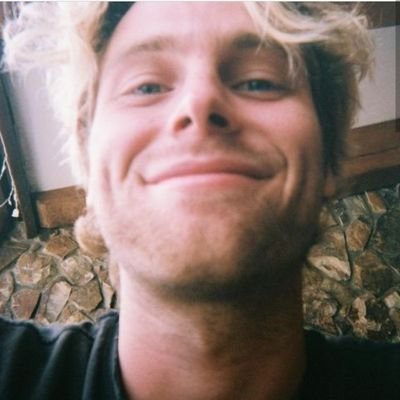 📍le lloro a 5sos todas las noches
vivo de cafe helado 🤝