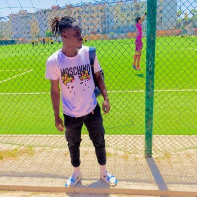 le rire sur une chose sérieuse avec laquelle il ne faut pas plaisanter alors si tu veux rire follow back 😂😂😂😂