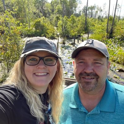 Fulltime RVers who Adventure with Ferrets, Parrots, Dogs, and Cats.