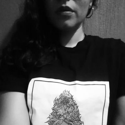 ALee_L8's profile picture. Alguien con algo que decir. Dibujante creativa, con un deseo de perfección. Amante de la luna y de alguna persona. Frustrada por alguna razón.