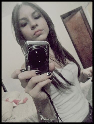 Pisciana, 15 anos, apaixonada por musica, computador..e chocolate. hehe
Dá follow ae que eu retorno ;p
;*