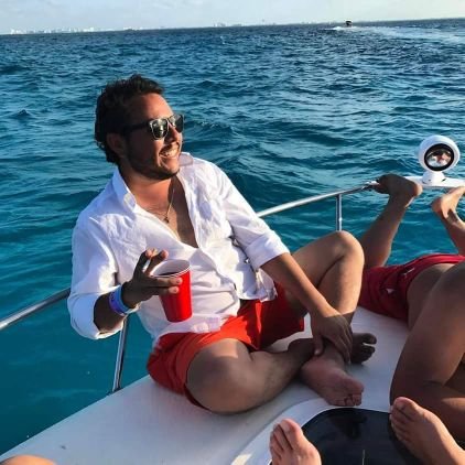Me levanto por la mañana, miró el mar...enciendo la cafetera, veo mi pasaporte, reviso la maleta, tomo un sorbo.... Ahhh y soy abogado!!!