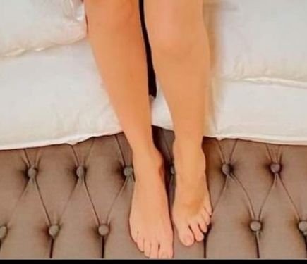I love Holly Willoughby's sexy feet. And want to share the love. @hollywills