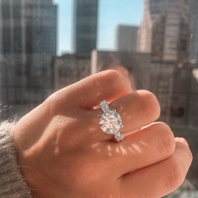 Private jeweler & diamond expert Dan Moran. Download our free guide to get the right engagement ring for your fiance! Consultations: info@conciergediamonds.com