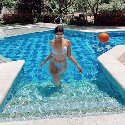 Alejand99270962's profile picture. Contenido hot al DM intenta comvencerme👸
Estoy enamorada de la vida🥳🥰
iniciando en Twiter 😳