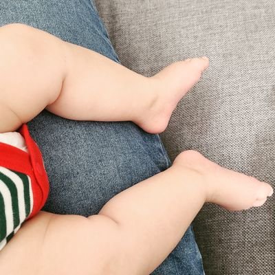 Verbringt zu viel Zeit unter dem Kind. Hat Mitteilungsbedürfnis. Ist furchtbar im Haushalt.