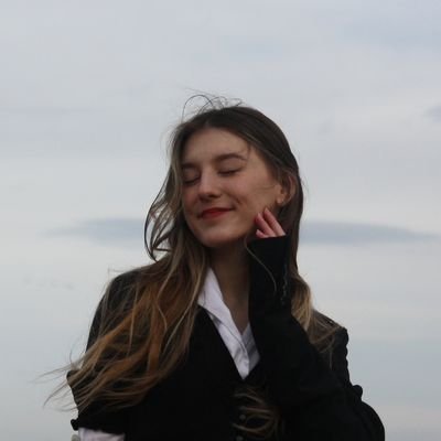 firstwmanonmoon's profile picture. 