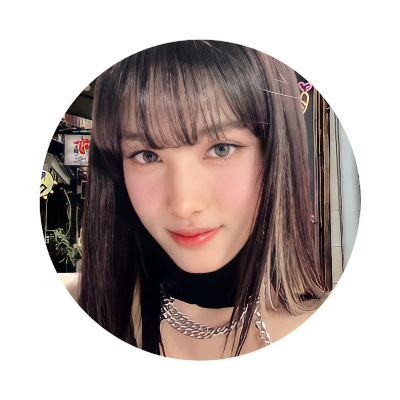 seolyoorn's profile picture. Cahaya temaram menemani Raskala mengukirkan sepatah dua patah kata diatas kanvas bergarisnya. Di bawah bahu sang rembulan bentala, ia berlabuh.