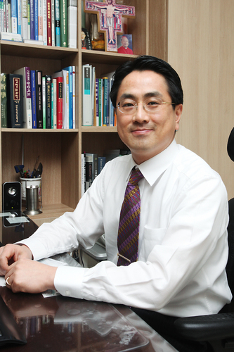 DrRyoo's profile picture. 정형외과 전문의 / 강동구 천호동 성모정형외과 원장 / 사람을 만나고 이야기 하는게 직업입니다. 자연히 사람에 대한 관심을 가지고 본성에 대한 관찰을 하게됩니다 ....인간의 본질에 대한 결론을 내리고자하나 생각이 편협하고 지식이 미천하여 제 결론이 정확하지 않다는 것을 인정합니다.