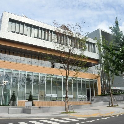 성남 시니어산업혁신센터는 차별화된 고령친화제품 체험, 맞춤형 건강증진, 고령자 및 전문종사자를 위한 교육훈련, 고령친화산업의 육성을 위한 기업지원 등 다양한 프로그램을 운영하고 있습니다.