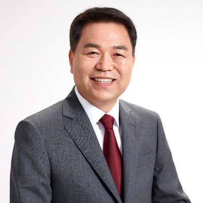 부산대교수. 전 부산대 인문대학장.
2018년 부산시교육감 범보수단일후보.
미대선 직후 계정 자진폐쇄후 최근 재개설.
자학적 역사관과 좌편향적 교육을 바로잡기 위해 노력하며,
조국번영과 자유통일을 지향함.
