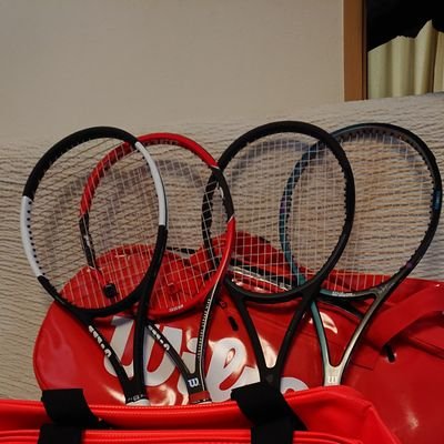 週1～2回は、テニスしたいです🎾    大体15年程。 左利き/片手バックハンド/    40後半。 週2回は、筋トレ💪エニタイム行ってます。 デカ盛り大好き  
 ホームストリンガーやってます😄
プロスタッフ97 v13使用中