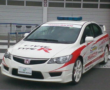 趣味で観劇。劇団も役者も多種多彩なのが小劇場の面白さ。その数が多く、全部の劇団、役者を観てやろうと思うもなかなか追い付かない。最近はチケットが高くなっているし、同業、身内で固まる閉鎖的な意識を改革しないと、蚊帳の外にいる一般客を呼び込むことは難しい。
