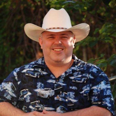 I am a affilate marketer, as well as buying and selling domain names online. and Ecommerce as well. Want to connect with like minded people