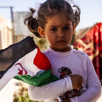 صحراوية تعيش في مخيمات الكرامة في جنوب الجزائر تهدف الي عيش حياة كريمة في وطنها و مستقبل زاهر لشعبها