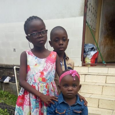 Marie avec suta kabazi Arlette et père de trois enfants deux garçons et une fille